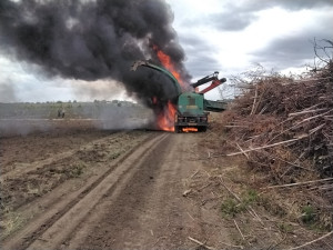 Na poli u Smržic shořel drahý zemědělský stroj. Škoda bude přes pět milionů korun