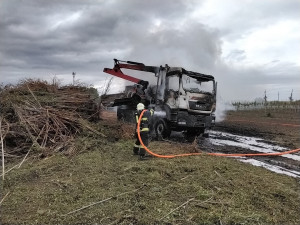 Na poli u Smržic shořel drahý zemědělský stroj. Škoda bude přes pět milionů korun
