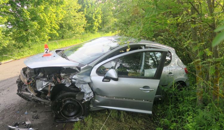 Osmnáctiletá řidička nezvládla na Šumpersku zatáčku a smetla protější auto. Je zraněná