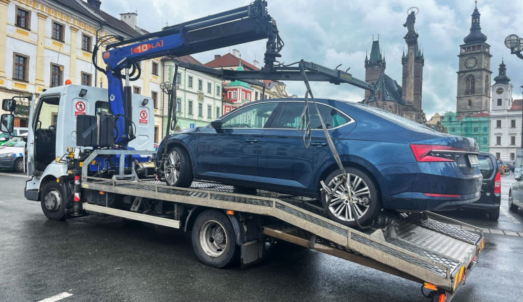 Řidiče zaskočily nové cedule na Velkém náměstí v Hradci, odtahová služba má napilno