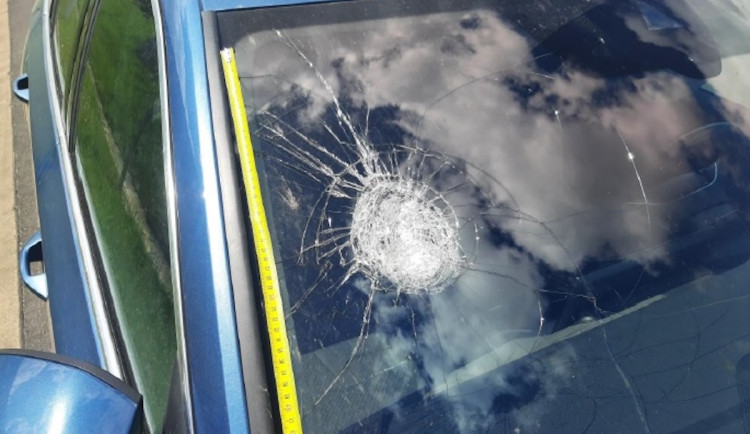 Nezletilí házeli z mostu na D6 baterie, jedna trefila auto