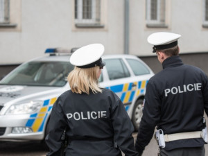 Policie pátrala po muži, který byl u bankomatu v Přerově. Zmizely z něho zapomenuté peníze