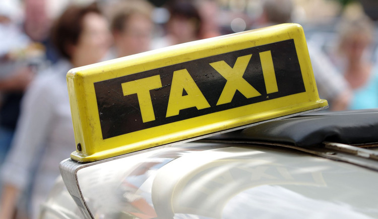 Taxi za pětinu. Hranice zavedou systém dotovaných jízd pro seniory