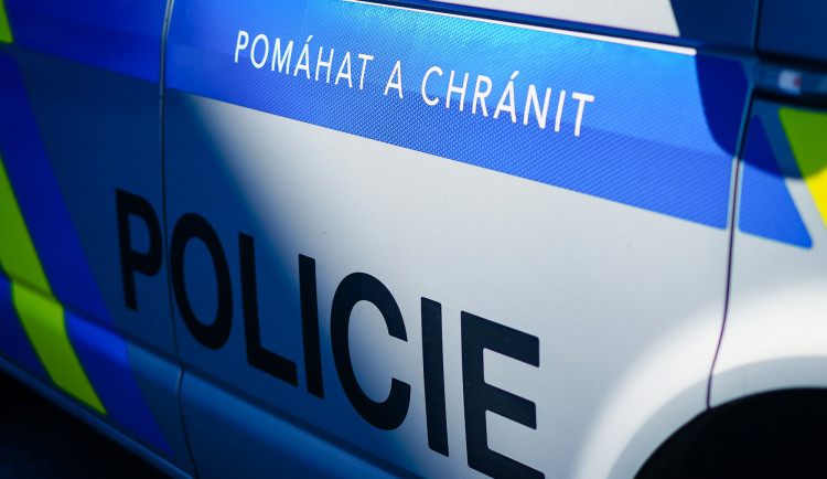 Muž chtěl vylepšit sloupy. Přijela na něj policejní hlídka