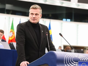 KOMENTÁŘ: Filip Turek utíká z Bruselu, aby hasil vlastní požáry