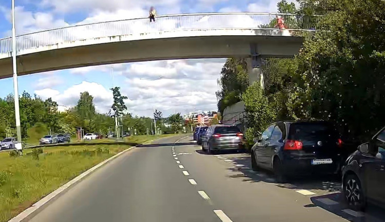 Pražští strážníci pomáhali dvěma ženám v krizové situaci, jednu zachránili na lávce nad silnicí