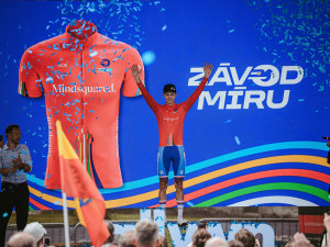 VIDEO: Souboj budoucích hvězd cyklistiky. Na Závodu míru zvítězil Španěl Pau Martí