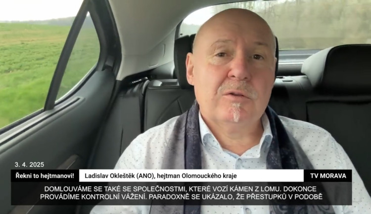 Hejtman Okleštěk jel v autě bez pásů. Nejprve se vymlouval na tkaničku, na policii se přiznal a dostal pokutu