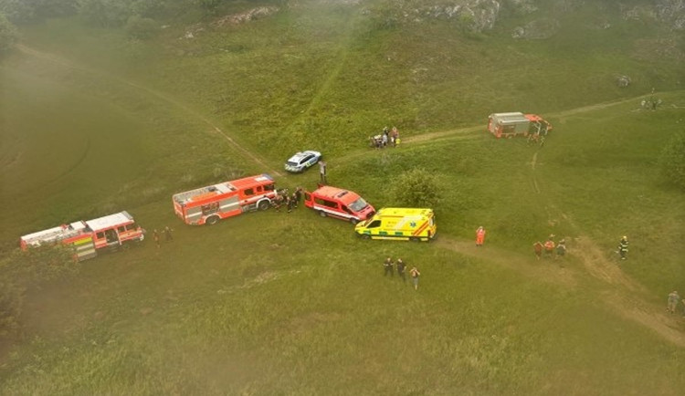Školák se na Blanensku zřítil ze skály, letěl pro něj vrtulník