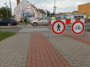 FOTOGALERIE: Neprůjezdný Prostějov. Kvůli stavbě parkovacího domu radnice uzavřela část městského okruhu