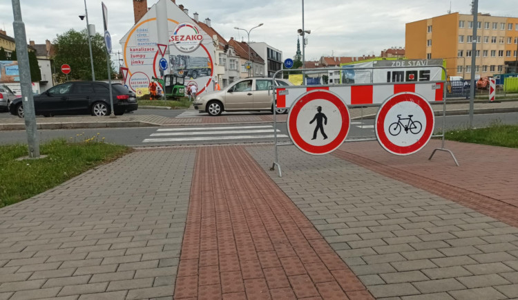 FOTOGALERIE: Neprůjezdný Prostějov. Kvůli stavbě parkovacího domu radnice uzavřela část městského okruhu