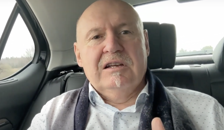 Hejtman Okleštěk jel v autě bez pásů. Nejprve se vymlouval na tkaničku, na policii se přiznal a dostal pokutu