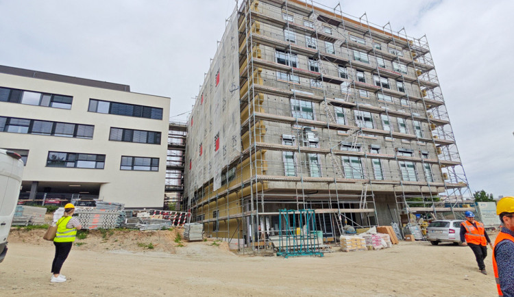 Ve FN Olomouc pokročila stavba pavilonu pro onkologii