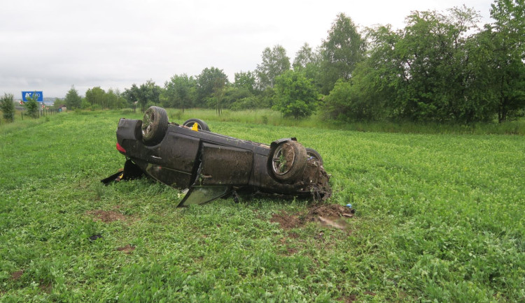 Auto sjelo ze silnice a skončilo na střeše. Dva lidé se zranili