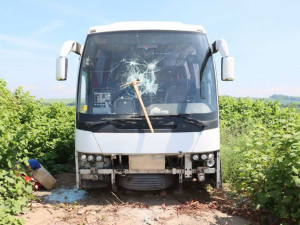 Vandal řádil u Lutína, krumpáčem poničil tři odstavené autobusy