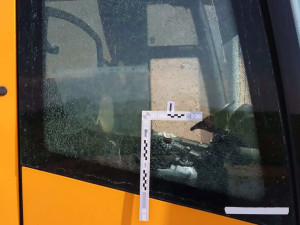 Vandal řádil u Lutína, krumpáčem poničil tři odstavené autobusy