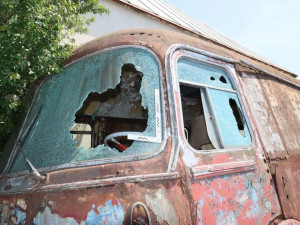Vandal řádil u Lutína, krumpáčem poničil tři odstavené autobusy
