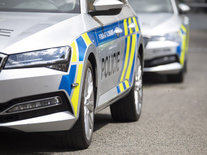 Vandal řádil u Lutína, krumpáčem poničil tři odstavené autobusy