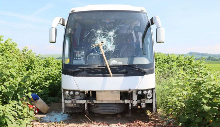 Vandal řádil u Lutína, krumpáčem poničil tři odstavené autobusy