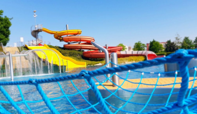 PŘEHLED: Koupaliště v Olomouckém kraji už rozjíždějí sezonu, jaké je vstupné?