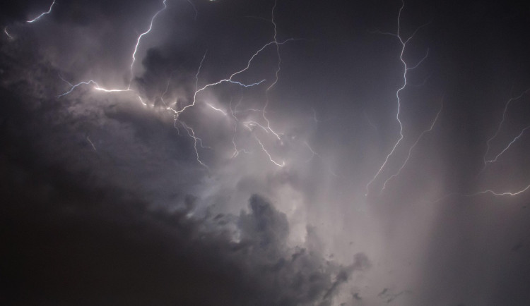 Bouřky budou velmi silné, meteorologové upravili výstrahu