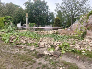 Na hřbitově v Prostějově se zřítilo 15 metrů obvodové zdi. Podle radnice je důvodem stáří