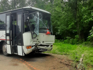 Autobus s dětmi, který havaroval ve Zlatých Horách, řídil 75letý senior. Dvě desítky zraněných
