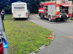 Autobus s dětmi, který havaroval ve Zlatých Horách, řídil 75letý senior. Dvě desítky zraněných