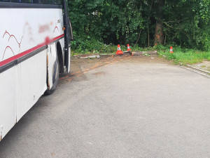 Autobus s dětmi, který havaroval ve Zlatých Horách, řídil 75letý senior. Dvě desítky zraněných