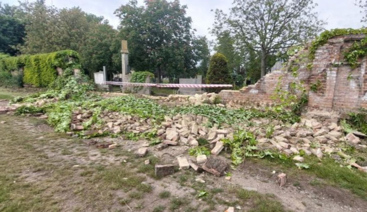 oprava hřbitovní zdi