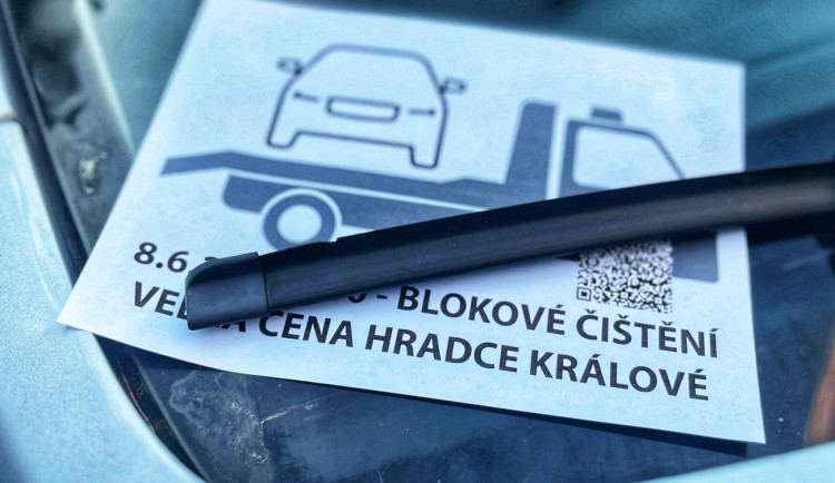 Řidiče v Hradci Králové překvapily letáky za stěrači, vyzývají k přeparkování