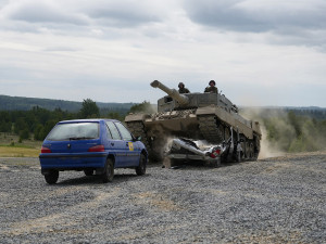 VIDEO: Auto na placku. Vojáci z Přáslavic ukázali přejíždění vraků tankem Leopard