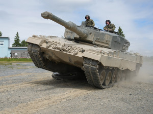 VIDEO: Auto na placku. Vojáci z Přáslavic ukázali přejíždění vraků tankem Leopard