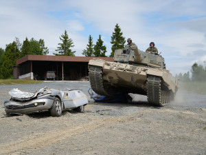VIDEO: Auto na placku. Vojáci z Přáslavic ukázali přejíždění vraků tankem Leopard