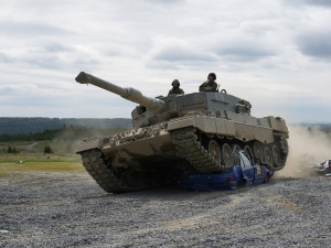 VIDEO: Auto na placku. Vojáci z Přáslavic ukázali přejíždění vraků tankem Leopard