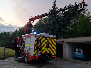 Kromě čerpání vody na Přerovsku řešili hasiči i vyvrácený strom v Plumlově na Prostějovsku