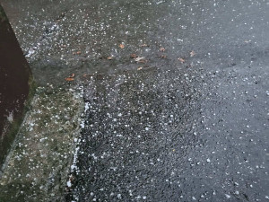 Přívaly vody i krupobití. Hasiči po bouřkách zasahují na Přerovsku