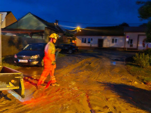 Přívaly vody i krupobití. Hasiči po bouřkách zasahují na Přerovsku