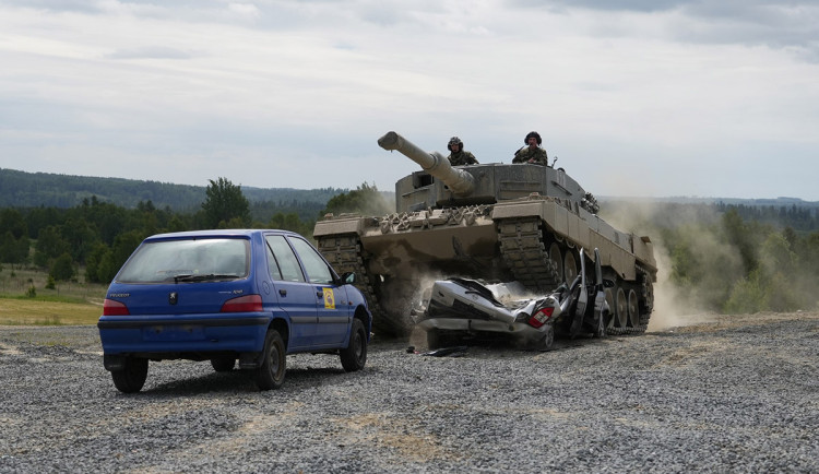 Auto na placku. Vojáci z Přáslavic ukázali přejíždění vraků tankem Leopard