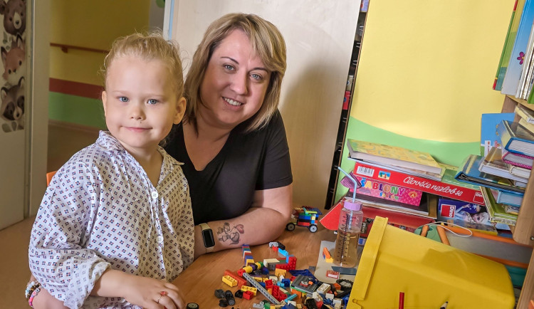 Na skok do nemocnice. Odstranění mandlí, zmrzlina a pětiletá Natálka ve stejný den jela domů