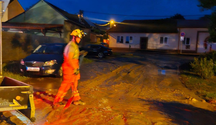 Přívaly vody i krupobití. Hasiči po bouřkách zasahují na Přerovsku