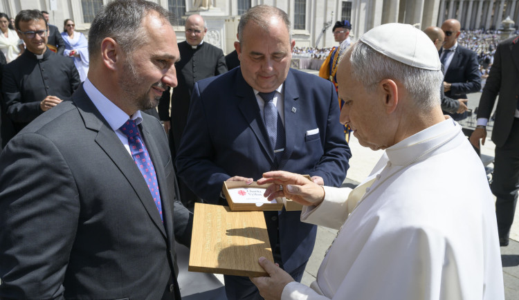 Papež požehnal obnově domova pro seniory v Hodoníně. Poničilo ho tornádo