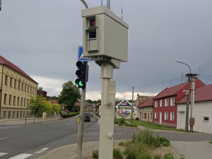 Provoz v Kokorách nově stráží radar. Ranaři obcí projíždí i devadesátkou, upozorňuje starostka