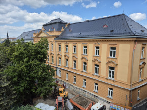 Biskupská kurie v Olomouci prošla obnovou za 128 milionů. Má i nabíječky pro elektroauta