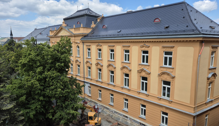 Arcibiskupská kurie je opravená. Má i nabíječky pro elektroauta