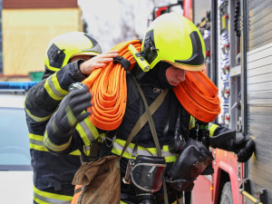 VIDEO: Jak se hasí ve výškových budovách? Pomáhá i šlauchpaket
