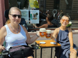 Jako starší sestra. Dobrovolnice z Maltézské pomoci věnuje svůj čas handicapované ženě