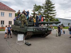 FOTO: Leopard, Pandur i boj muže proti muži. Akce v kasárnách u Olomouce přilákala davy