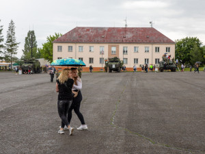 FOTO: Leopard, Pandur i boj muže proti muži. Akce v kasárnách u Olomouce přilákala davy