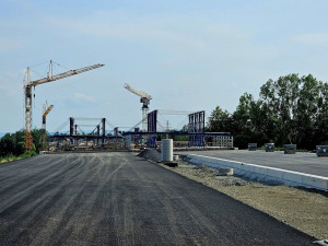 VIDEO: Stavba D1 okolo Přerova jde do finále. Dálnici začal pokrývat beton a asfalt